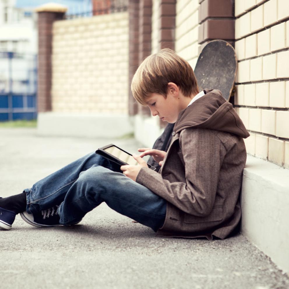 Niño sentado en la escuela con una pantalla