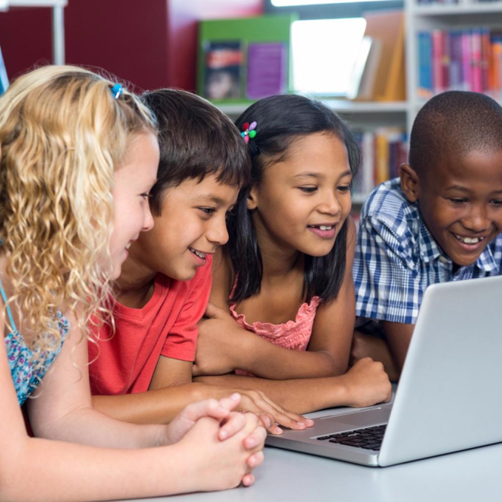 Niños enfrene de una pantalla