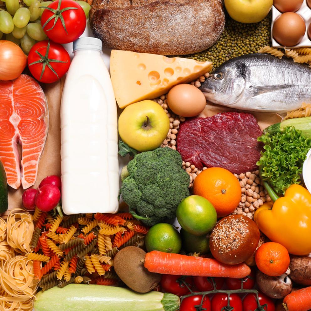 Diferentes productos como fondo, vista superior. Alimentación saludable y dieta equilibrada