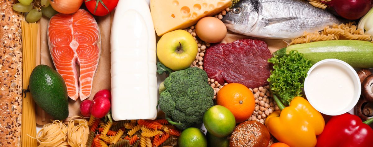 Diferentes productos como fondo, vista superior. Alimentación saludable y dieta equilibrada