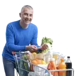 Hombre revisando el recibo del supermercado